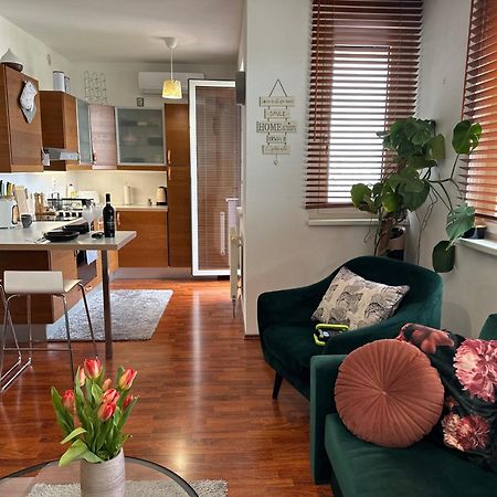 Cozy Apartment With Nice Balcony Seating, 9Th Floor, Parking Bratislava Luaran gambar